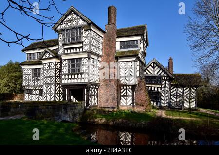 Eingang und Vorderseite der Little Moreton Hall. Stockfoto