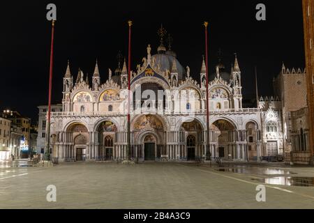 Venedig, Piazza San Marco 25. Februar - 3. März 2020: Die Straßen Venedigs sind aufgrund der Pandemie von Coronavirus verlassen. Die Piazza San Marco hat normalerweise Touristen und Händler sogar spät in der Nacht, aber seit der Coronavirus Epidemie ist der Platz praktisch leer von Touristen und Händlern. Stockfoto