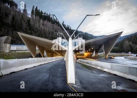 Beleuchtetes Autobahntunnelportal auf der Autobahn A9 mit Namen Glinalmtunnel in der styria, österreich Stockfoto