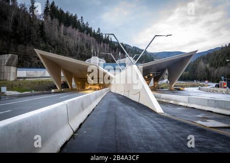 Beleuchtetes Autobahntunnelportal auf der Autobahn A9 mit Namen Glinalmtunnel in der styria, österreich Stockfoto