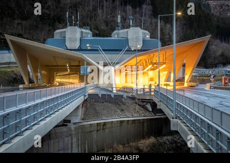 Beleuchtetes Autobahntunnelportal auf der Autobahn A9 mit Namen Glinalmtunnel in der styria, österreich Stockfoto