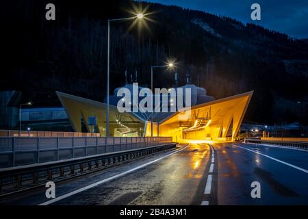 Beleuchtetes Autobahntunnelportal auf der Autobahn A9 mit Namen Glinalmtunnel in der styria, österreich Stockfoto