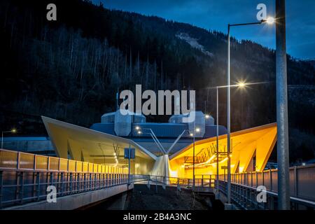 Beleuchtetes Autobahntunnelportal auf der Autobahn A9 mit Namen Glinalmtunnel in der styria, österreich Stockfoto