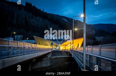 Beleuchtetes Autobahntunnelportal auf der Autobahn A9 mit Namen Glinalmtunnel in der styria, österreich Stockfoto