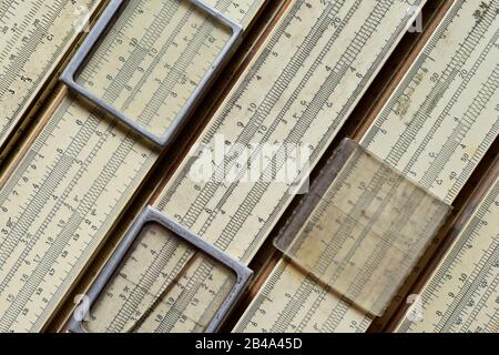 Hintergründe und Texturen: Gruppe alter Folienregeln oder Slipsticks, retro-wissenschaftliches Abstract Stockfoto