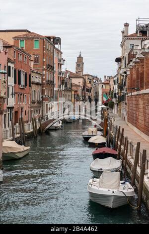 Venedig, 25. Februar - 3. März 2020: Die Coronavirus-Epidemie hat die Auswirkungen von detering Touristen vom Besuch der Insel gehabt und dazu geführt, dass Gondoliers Gewohnheit verloren hat. Stockfoto