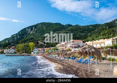 Kerkyra, Insel Korfu, Griechenland - 4. Oktober 2019: Erstaunliche Bucht mit kristallklarem Wasser in Paleokastritsa auf der Insel Korfu, Griechenland. Schöne Landschaft o Stockfoto