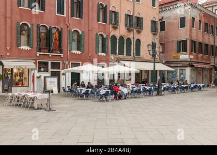 Venedig, 25. Februar - 3. März 2020: Bars und Restaurants leiden unter einem drastischen Geschäftsrückgang, da die Coronavirus Epidemie Touristen davon abschreckt, Vence zu besuchen und ihre Reise abzubrechen. Restaurants und Bars legen Mitarbeiter ab, da der Handel dramatisch zurückgegangen ist. Stockfoto