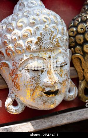 Indonesien, Bali, Tampaksiring, Pura Gunung Kawi (Tempel), Buddha-Maske zum Verkauf im Souvenirladen Stockfoto