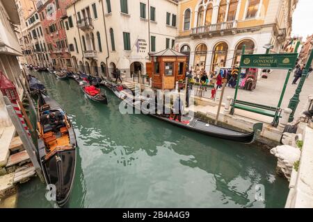 Venedig, 25. Februar - 3. März 2020: Gondalas hat entlang eines Kanals gegraben, als Coronavirus Epidemie die Auswirkungen von detering Touristen vom Besuch der Insel hatte und dazu geführt hat, dass Gondoliers Gewohnheit verlor. Stockfoto