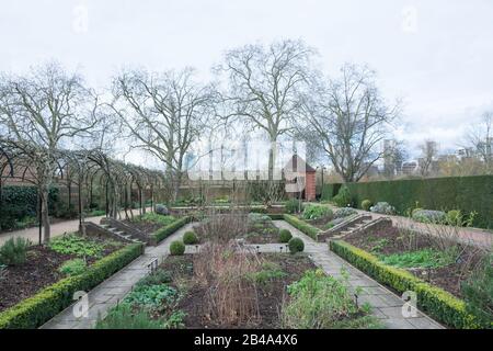 Der Queen's Garden im Kew Palace, dem Sommerhauptort von König Georg III., einem Königspalast in Kew Gardens am Ufer der Themse, London Stockfoto