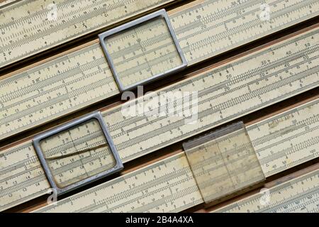 Hintergründe und Texturen: Gruppe alter Folienregeln oder Slipsticks, retro-wissenschaftliches Abstract Stockfoto