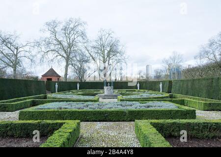 Der Queen's Garden im Kew Palace, dem Sommerhauptort von König Georg III., einem Königspalast in Kew Gardens am Ufer der Themse, London Stockfoto