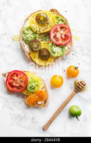 Italienische Vorspeise Friselle mit Tomaten, Käse und Thymian. Italienische Küche. Gesundes vegetarisches Essen. Schneller und einfacher Snack. Antipasti Konzept. Top vie Stockfoto