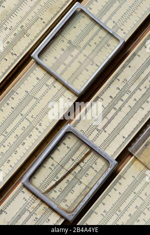 Hintergründe und Texturen: Gruppe alter Folienregeln oder Slipsticks, retro-wissenschaftliches Abstract Stockfoto