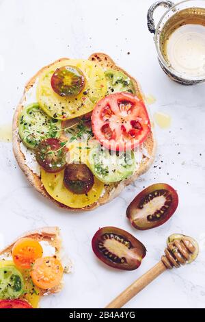 Italienische Vorspeise Friselle mit Tomaten, Käse und Thymian. Italienische Küche. Gesundes vegetarisches Essen. Schneller und einfacher Snack. Antipasti Konzept. Top vie Stockfoto
