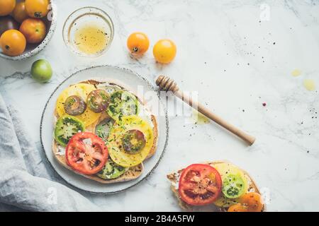 Italienische Vorspeise Friselle mit Tomaten, Käse und Thymian. Italienische Küche. Gesundes vegetarisches Essen. Schneller und einfacher Snack. Antipasti Konzept. Top vie Stockfoto