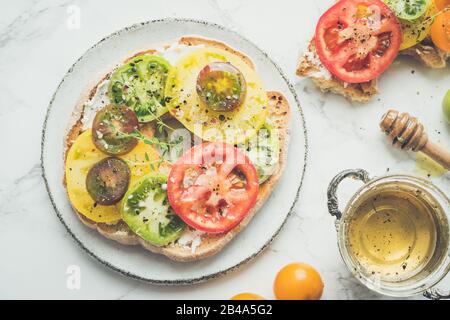 Italienische Vorspeise Friselle mit Tomaten, Käse und Thymian. Italienische Küche. Gesundes vegetarisches Essen. Schneller und einfacher Snack. Antipasti Konzept. Top vie Stockfoto