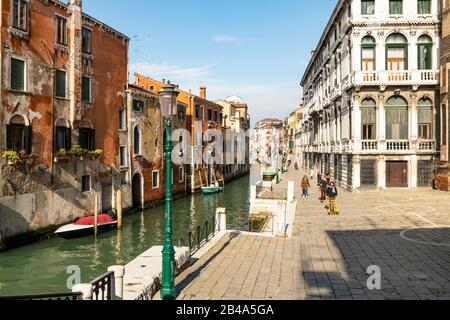 Venedig, 25. Februar - 3. März 2020: Die Coronavirus-Epidemie hat die Auswirkungen von detering Touristen vom Besuch der Insel gehabt und dazu geführt, dass Gondoliers Gewohnheit verloren hat. Stockfoto