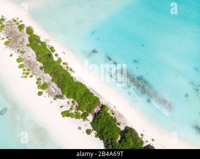 Luftdronblick perfekter Strand und türkisfarbene Lagune auf der kleinen tropischen Insel auf den Malediven Stockfoto