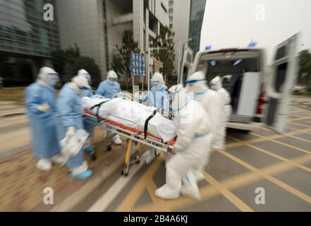 Wuhan, Chinas Provinz Hubei. März 2020. Medizinische Fachkräfte transportieren einen COVID-19-Patienten in den CT-Raum in einem Krankenhaus, das dem Tongji-Krankenhaus in Wuhan, der Hauptstadt der zentralchinesischen Provinz Hubei, am 6. März 2020 angeschlossen ist. Die medizinischen Mitarbeiter laufen gegen die Zeit an vorderster Front gegen die neuartige Coronavirus-Epidemie in Wuhan. Credit: Fei Maohua/Xinhua/Alamy Live News Stockfoto