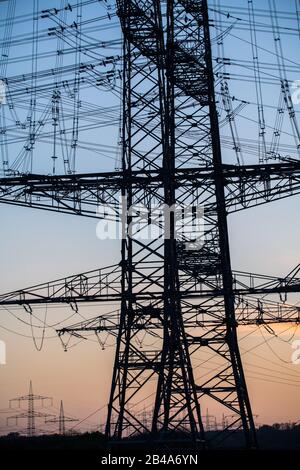 Bau von Elektrizitätspylonen mit Verwechslung der Verkabelung in blauem Himmel Stockfoto