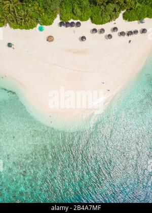 Luftdronblick perfekter Strand und türkisfarbene Lagune auf der kleinen tropischen Insel auf den Malediven Stockfoto