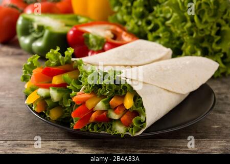 Gemüse-Tortilla-Wraps auf Holztisch Stockfoto