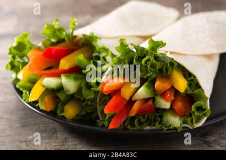 Gemüse-Tortilla-Wraps auf Holztisch.Nahaufnahme Stockfoto