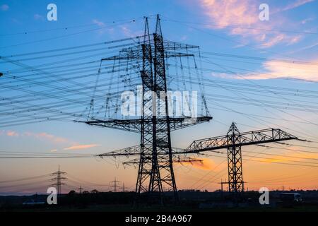 Bau von Elektrizitätspylonen mit Verwechslung der Verkabelung in blauem Himmel Stockfoto