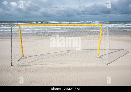 Fußballtor am Strand, Ostsee Stockfoto