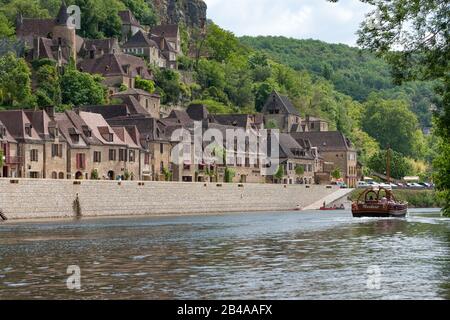 La Roque Gageac und der Fluss Dordogne mit einem Touristenboot Gabarre Stockfoto