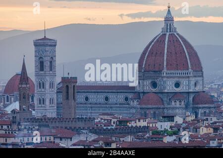 Fantastischer Blick auf die Kathedrale Santa Maria del Fiore vom Kirchturm Campanile di Giotto in Florenz Italien Stockfoto