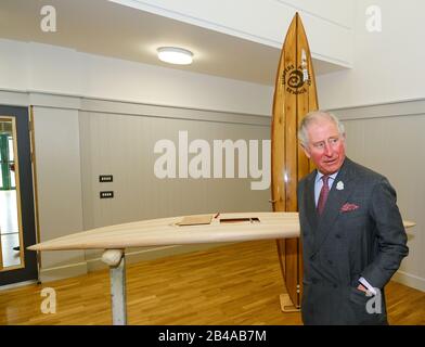 Der Prince of Wales besucht einen Empfang in Newquay, Cornwall, um das 30-jährige Jubiläum Surfers Against Kläre zu feiern und eröffnet offiziell die Entwicklungsschule Nansledan. Stockfoto