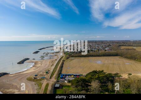 Luftbild von Elmer Bognor Regis an einem schönen Frühlingstag mit Ork auf dem Meer Verteidigung im Hinblick auf den Schutz der Küste. Stockfoto