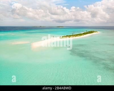 Bild perfekter Strand und türkisfarbene Lagune auf der kleinen tropischen Insel auf den Malediven Stockfoto