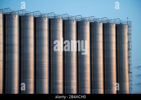 Große Tanks als Teil einer Chemiefabrik Stockfoto