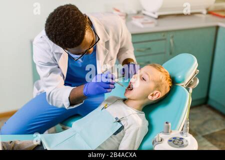 Ein Kind an der Zahnarztaufnahme, Zahnpflege im Nahbereich, Kinderzahnheilkunde. Stockfoto