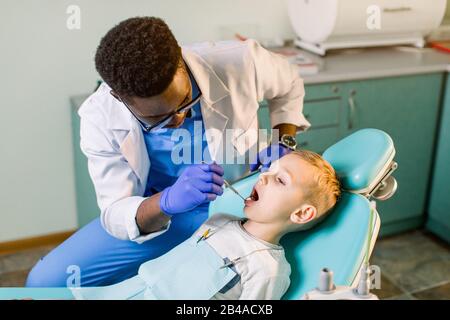 Ein Kind an der Zahnarztaufnahme, Zahnpflege im Nahbereich, Kinderzahnheilkunde. Stockfoto