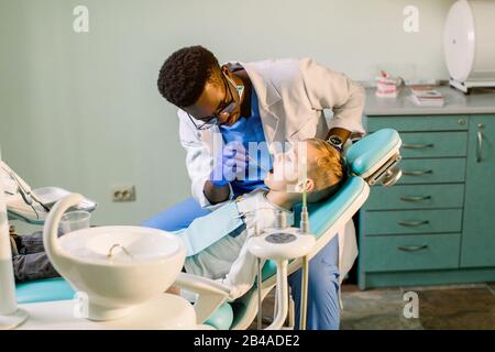 Ein Kind an der Zahnarztaufnahme, Zahnpflege im Nahbereich, Kinderzahnheilkunde. Stockfoto