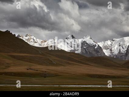 Schöne Landschaft des Flusses im Bergtal des Kel Suu Lake am dramatisch bewölkten Himmel in Kirgisistan Stockfoto