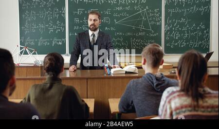 Lehrer mit Schülern im Klassenzimmer Stockfoto