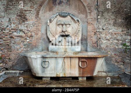 Maskenbrunnen (Fontana Del Mascherone) von Giacomo della Porta (1532-1602) auf der Piazza Pietro d'Illiria auf dem Aventinenhügel Stockfoto