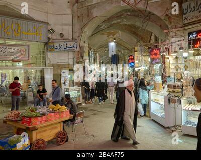 April 2017 in den großen Basar der Stadt Isfahan im Süden des Iran aufgenommen. Der Basar (Bazar-e Qeysariyeh oder Bazar-e Bozorg) am Imam-Platz (Meidan-e Emam) gilt als einer der größten und aktivsten Basare im Iran und ist für die Vielfalt und Qualität seiner Handwerke bekannt. Weltweite Verwendung Stockfoto