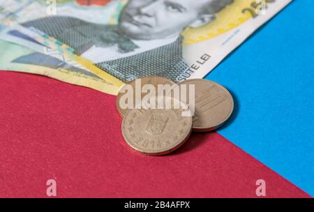 Rumänischen Banknoten und Münzen auf blauem und rotem Hintergrund. Kolosseup von RON, rumänischer Währung. Rumänischer RON, Lei-Banknoten, herausgegeben von BNR, Nationalverbot Stockfoto