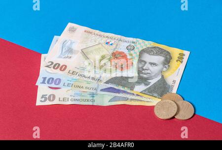 Rumänischen Banknoten auf blauem und rotem Hintergrund. Kolosseup von RON, rumänischer Währung. Rumänischer RON, Lei Banknoten, die von der BNR, National Bank of Roman, ausgegeben wurden Stockfoto
