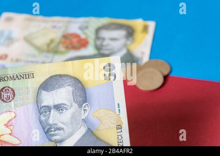 Rumänischen Banknoten auf blauem und rotem Hintergrund. Kolosseup von RON, rumänischer Währung. Rumänischer RON, Lei Banknoten, die von der BNR, National Bank of Roman, ausgegeben wurden Stockfoto