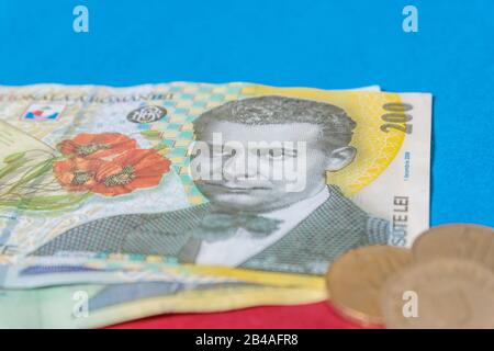 Rumänischen Banknoten und Münzen auf blauem und rotem Hintergrund. Kolosseup von RON, rumänischer Währung. Rumänischer RON, Lei-Banknoten, herausgegeben von BNR, Nationalverbot Stockfoto