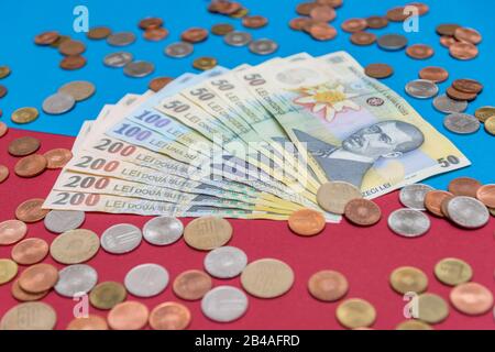 Rumänischen Banknoten und Münzen auf blauem und rotem Hintergrund. Kolosseup von RON, rumänischer Währung. Rumänischer RON, Lei-Banknoten, herausgegeben von BNR, Nationalverbot Stockfoto