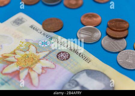 Rumänischen Banknoten und Münzen auf blauem und rotem Hintergrund. Kolosseup von RON, rumänischer Währung. Rumänischer RON, Lei-Banknoten, herausgegeben von BNR, Nationalverbot Stockfoto